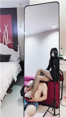 【小梨】镜前美腿诱惑-舔脏鞋底    JS260916-39